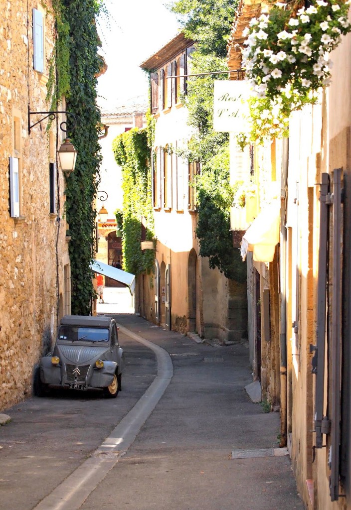 A old 2CV in Lourmarin is a frequent "star" in the many photos taken by tourists.